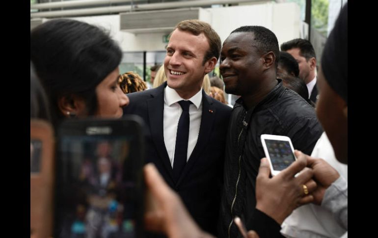 Macron pide a sus ministros, que oficialmente están de vacaciones, que no se alejen demasiado de la capital francesa. AFP / P. López