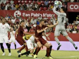 Héctor Moreno fue titular en el esquema del entrenador Eusebio Di Francesco. EFE / R. Caro