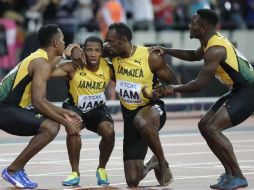 A media recta final, Bolt (segundo de I. a D.) trastabilló y cayó al suelo entre gestos de dolor. EFE / Lavandeira, Jr.