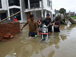 Docenas de poblados permanecen inundados en los distritos más afectados por las lluvias torrenciales. AFP / P. Mathema