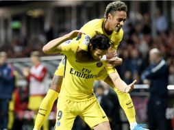 El brasileño celebra su victoria de hoy con Edinson Cavani. AFP / F. Tanneau