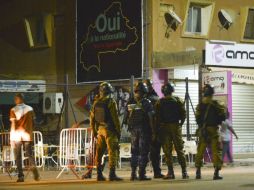 Miembros de las Fuerzas de Seguridad patrullan los alrededores del restaurante turco Aziz Istanbul tras el ataque. EFE / STR