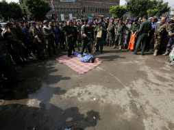 Un policía abre fuego contra Hussein al-Sakit, de 22 años, tras ser condenado a pena de muerte por violación y asesinato. EFE / Y. Arhab