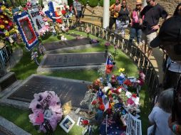 El 17 de agosto de 1977, miles de personas se concentraron alrededor de la Graceland Mansion, la residencia de la estrella. AFP /