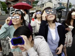 Es necesario utilizar unas gafas especiales para ver con seguridad el evento. AP / ARCHIVO