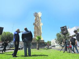 En el cruce de Calzada Federalismo y la calle Hospital la obra fue inaugurada ayer por el artista Ismael Vargas y Enrique Alfaro. EL INFORMADOR / G. Gallo