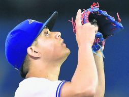 El cerrador estelar mexicano de los Azulejos agradece al cielo tras otra gran noche preservando la victoria para su equipo. AP /