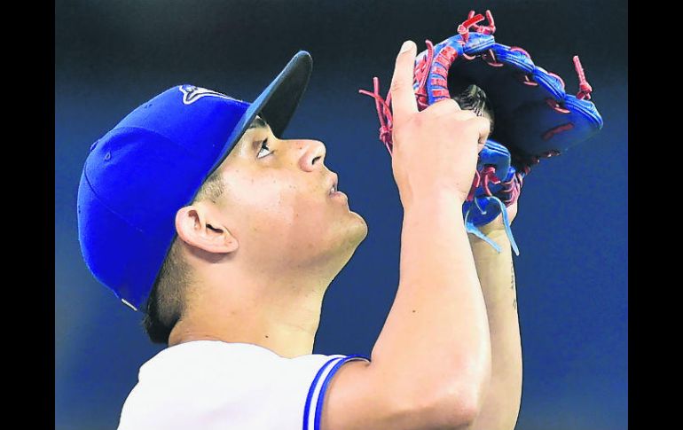 El cerrador estelar mexicano de los Azulejos agradece al cielo tras otra gran noche preservando la victoria para su equipo. AP /