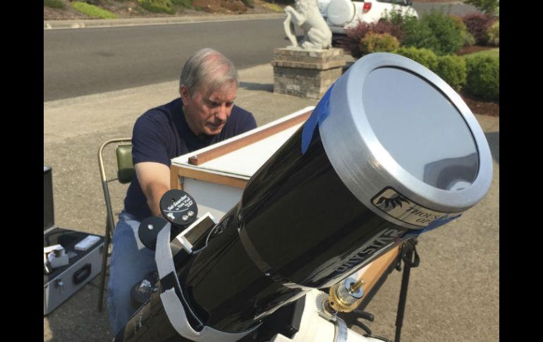 Expertos y aficionados preparan sus telescopios para ver el eclipse. AP / G. Flaccus