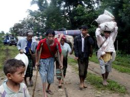 Familias abandonan sus hogares en KaSont en el estado de Kachin. EFE / S. Mai