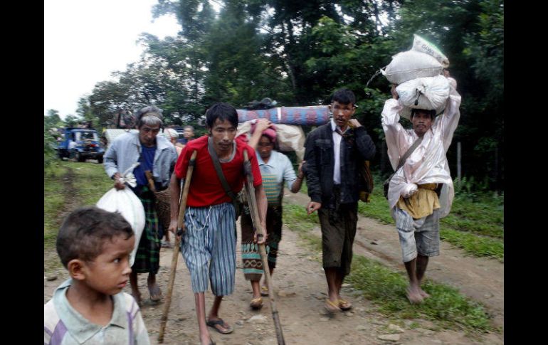 Familias abandonan sus hogares en KaSont en el estado de Kachin. EFE / S. Mai