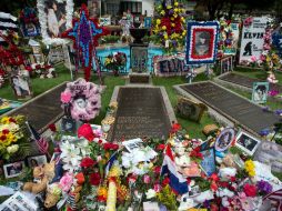 Fans de Elvis Presley han efectuado una procesión solemne en su mansión de Graceland para recordarlo. AP / B. Dill