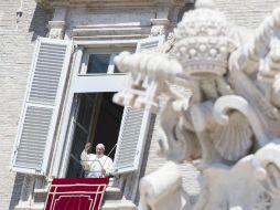 El papa Francisco saluda desde la ventana del palacio apostólico del Vaticano, antes de rezar el Ángelus. EFE / C. Peri