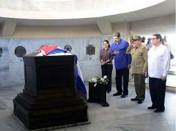 En ambos sepulcros, el mandatario venezolano deposita rosas blancas y presencia el cambio de la guardia de honor. AFP /