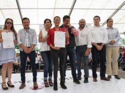 La titular de la Sedatu, Rosario Robles, junto al gobernador del Estado, Aristóteles Sandoval Díaz, hizo entrega de 29 certificados. TWITTER / @Rosario_Robles_