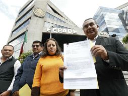 Al salir de la Fepade, integrantes del PRD mostraron el documento con la firma de recibido. SUN / L. Cortés