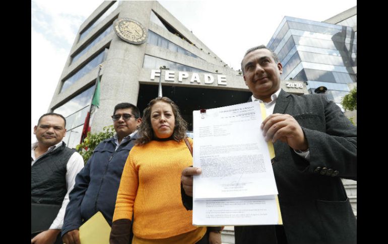 Al salir de la Fepade, integrantes del PRD mostraron el documento con la firma de recibido. SUN / L. Cortés