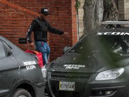 Agentes del Servicio Bolivariano de Inteligencia registran el edificio La Cañada, residencia de la exfiscal Luisa Ortega Díaz. EFE / C. Hernández