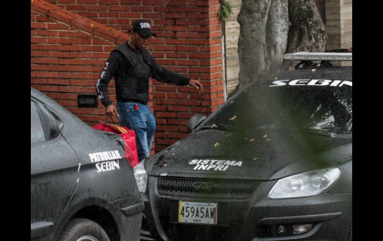 Agentes del Servicio Bolivariano de Inteligencia registran el edificio La Cañada, residencia de la exfiscal Luisa Ortega Díaz. EFE / C. Hernández