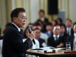 El presidente surcoreano, Moon Jae-in, habla durante una conferencia de prensa en la Casa Azul en Seúl. EFE / J. Yeon-Je