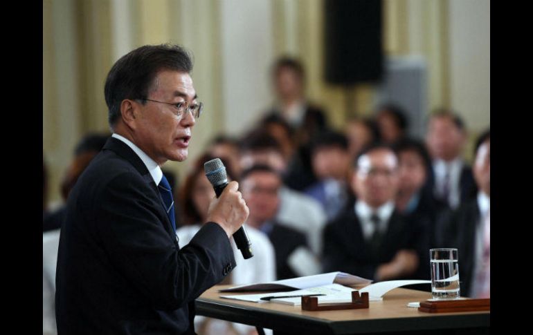 El presidente surcoreano, Moon Jae-in, habla durante una conferencia de prensa en la Casa Azul en Seúl. EFE / J. Yeon-Je