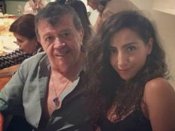 'Es una foto hasta donde sale la esposa de 'Chabelo'. Yo no he tenido ningún contacto con él', dice la joven. TWITTER / @karlita_cruz