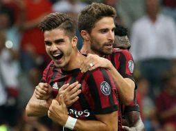 André Silva (I) celebra después de anotar su segundo tanto para los 'rossoneri'. EFE / M. Bazzi