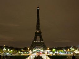 La Torre Eiffel apagó su iluminación habitual desde las 00:45 horas de la noche. TWITTER / @LaTourEiffel