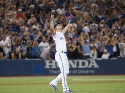 El cerrador mexicano de los Azulejos festeja tras no recibir daño ayer en el duelo entre Toronto y Tampa Bay. AFP /  T. Szczerbowski