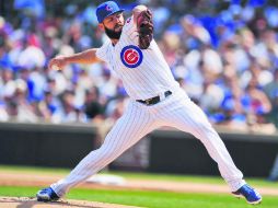 Jake Arrieta realiza uno de sus lanzamientos durante la primera entrada del encuentro entre Cachorros y Azulejos. AP /