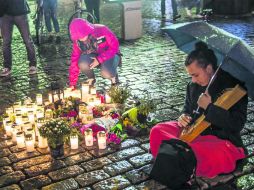 Tributo. Una joven toca una canción en homenaje a las víctimas del ataque de ayer en Turku. EFE /