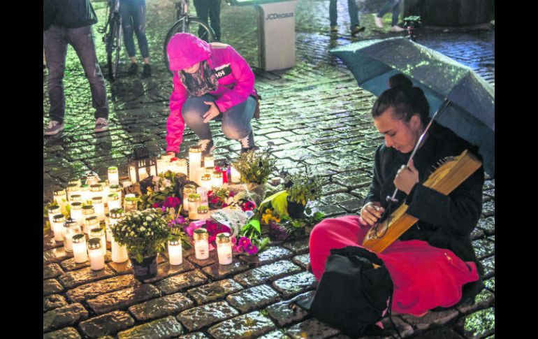 Tributo. Una joven toca una canción en homenaje a las víctimas del ataque de ayer en Turku. EFE /