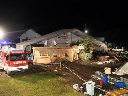 La carpa, en la que se encontraban unas 700 personas, se vino abajo ante unas rachas de viento que alcanzaron los 126 kmh. EFE / D. Scharinger