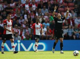 ''Chicharito'' no pudo hacer más para salvar a su equipo de conseguir una segunda derrota en lo que va de la competencia. TWITTER / @WestHamUtd