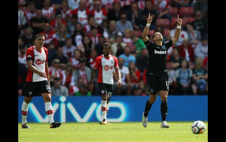 ''Chicharito'' no pudo hacer más para salvar a su equipo de conseguir una segunda derrota en lo que va de la competencia. TWITTER / @WestHamUtd