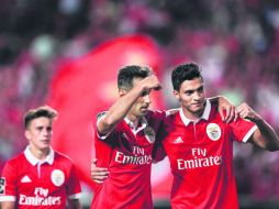 El mexicano Raúl Jiménez (derecha), que ingresó de cambio, celebra el gol de su compañero Jonas durante el partido de ayer. EFE /