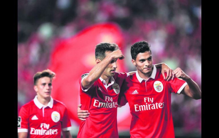 El mexicano Raúl Jiménez (derecha), que ingresó de cambio, celebra el gol de su compañero Jonas durante el partido de ayer. EFE /