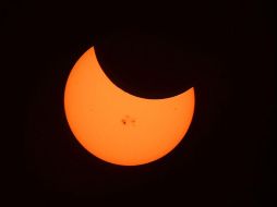 Fuera de la zona de totalidad en EU, la Luna bloqueará solo una porción del Sol, para un eclipse solar parcial. AFP / ARCHIVO