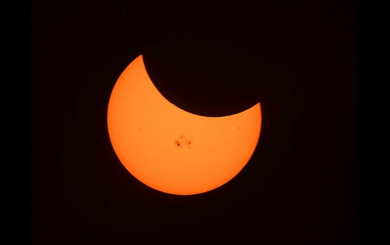 Fuera de la zona de totalidad en EU, la Luna bloqueará solo una porción del Sol, para un eclipse solar parcial. AFP / ARCHIVO