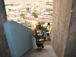 El reto fue subir por el costado norte del Hospital Civil Doctor Juan I. Menchaca, los 312 escalones de los 12 pisos del edificio. ESPECIAL / Bomberos de Zapopan