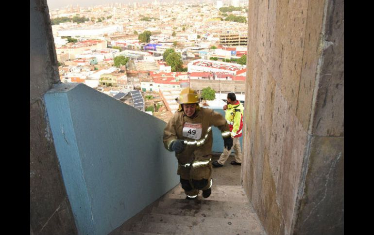 El reto fue subir por el costado norte del Hospital Civil Doctor Juan I. Menchaca, los 312 escalones de los 12 pisos del edificio. ESPECIAL / Bomberos de Zapopan