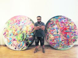 Artista. Jesús Villalpando con dos de sus piezas. EL INFORMADOR / E. Barrera