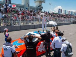 Irwin Vences se llevó la victoria luego de completar 119 vueltas al óvalo queretano. ESPECIAL / @NASCARPEAKMX