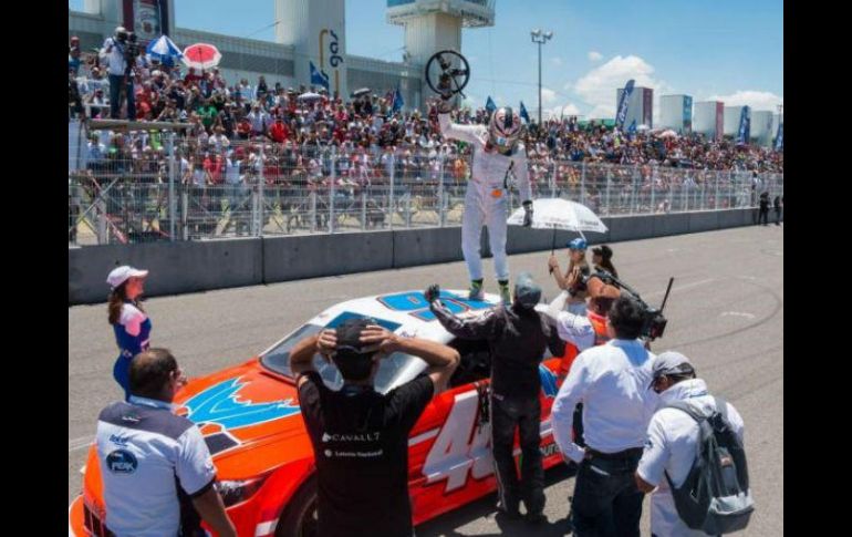 Irwin Vences se llevó la victoria luego de completar 119 vueltas al óvalo queretano. ESPECIAL / @NASCARPEAKMX