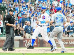 Ben Zobrist llega a la registradora para anotar ante la mirada del mexicano Roberto Osuna, que tuvo una actuación para el olvido. AP /