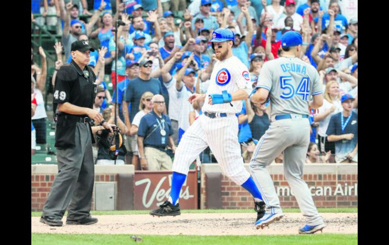 Ben Zobrist llega a la registradora para anotar ante la mirada del mexicano Roberto Osuna, que tuvo una actuación para el olvido. AP /