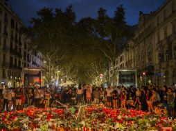 Decenas de personas oran frente a un memorial erigido para recordar a las víctimas. AP / S. Palacios