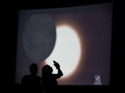 Se debe evitar usar binoculares, cámaras fotográficas o de video, telescopios y películas expuestas. AFP / S. Rayford