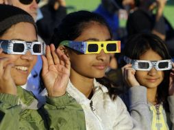 Entre las principales recomendaciones para ver el eclipse destaca no mirar al sol directamente. AP / D. Ryan