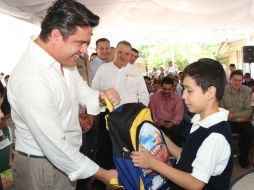 El gobernador dio la bienvenida e hizo entrega de mochilas y útiles a alumnos en el municipio de Autlán de Navarro. TWITTER / @AristotelesSD